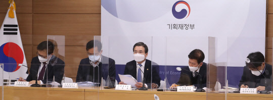 김용범 기획재정부 1차관이 지난 18일 세종시 정부세종청사에서 '2021년 업무계획 발표' 배경 브리핑을 하고 있다. 왼쪽부터 김태주 조세총괄정책관, 임기근 정책국장, 김용범 1차관, 최상대 예산총괄심의관, 나주범 재정혁신국장. 연합뉴스.